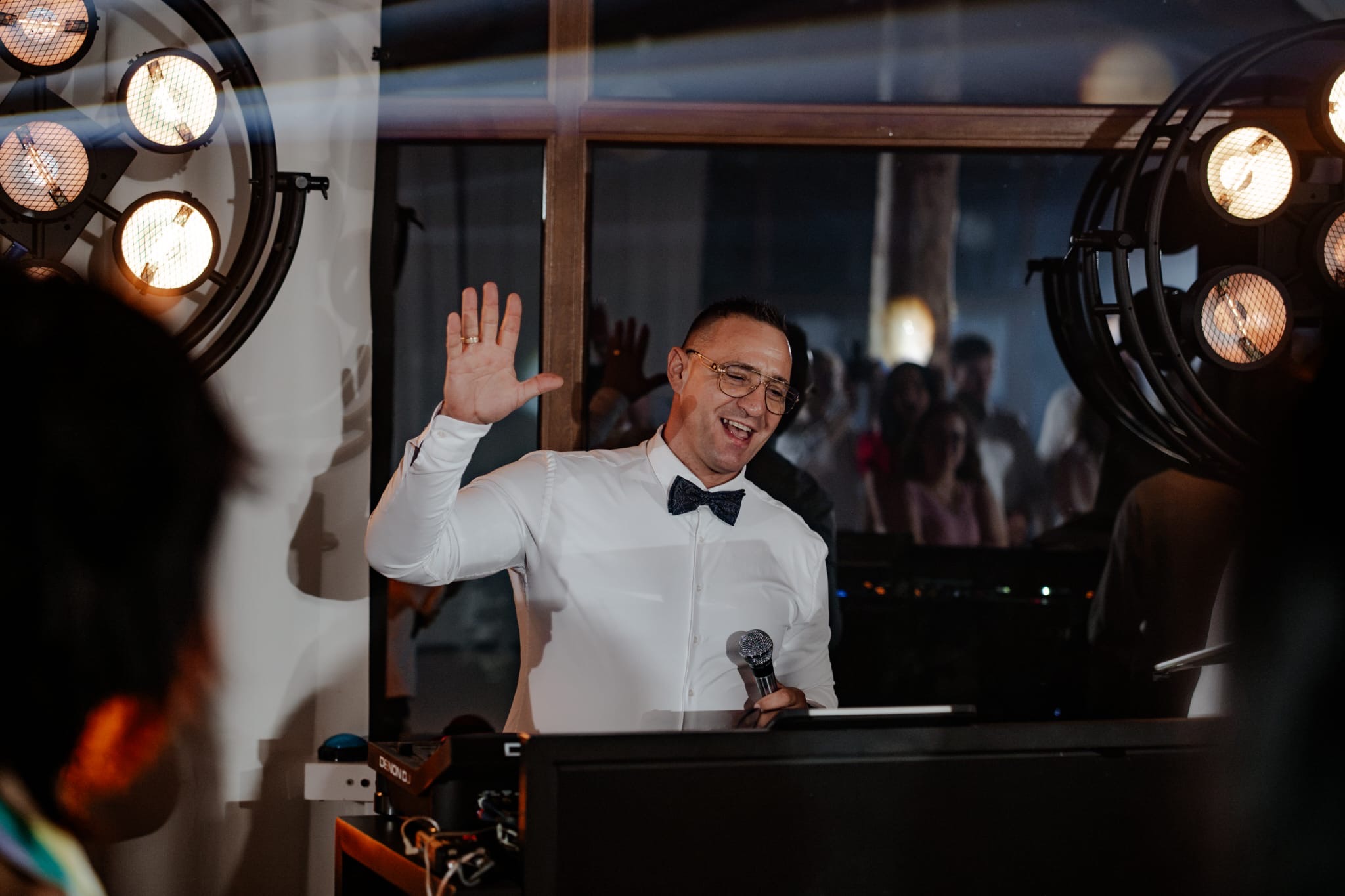 Adrian Adamkiewicz przy stanowisku DJ-skim